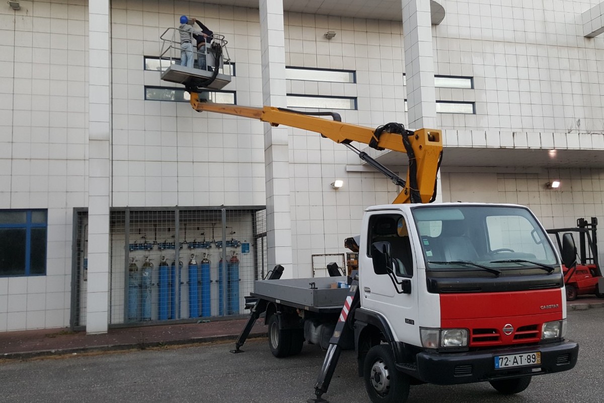 Substituição de projectores utilizando veiculo com plataforma elevatória.