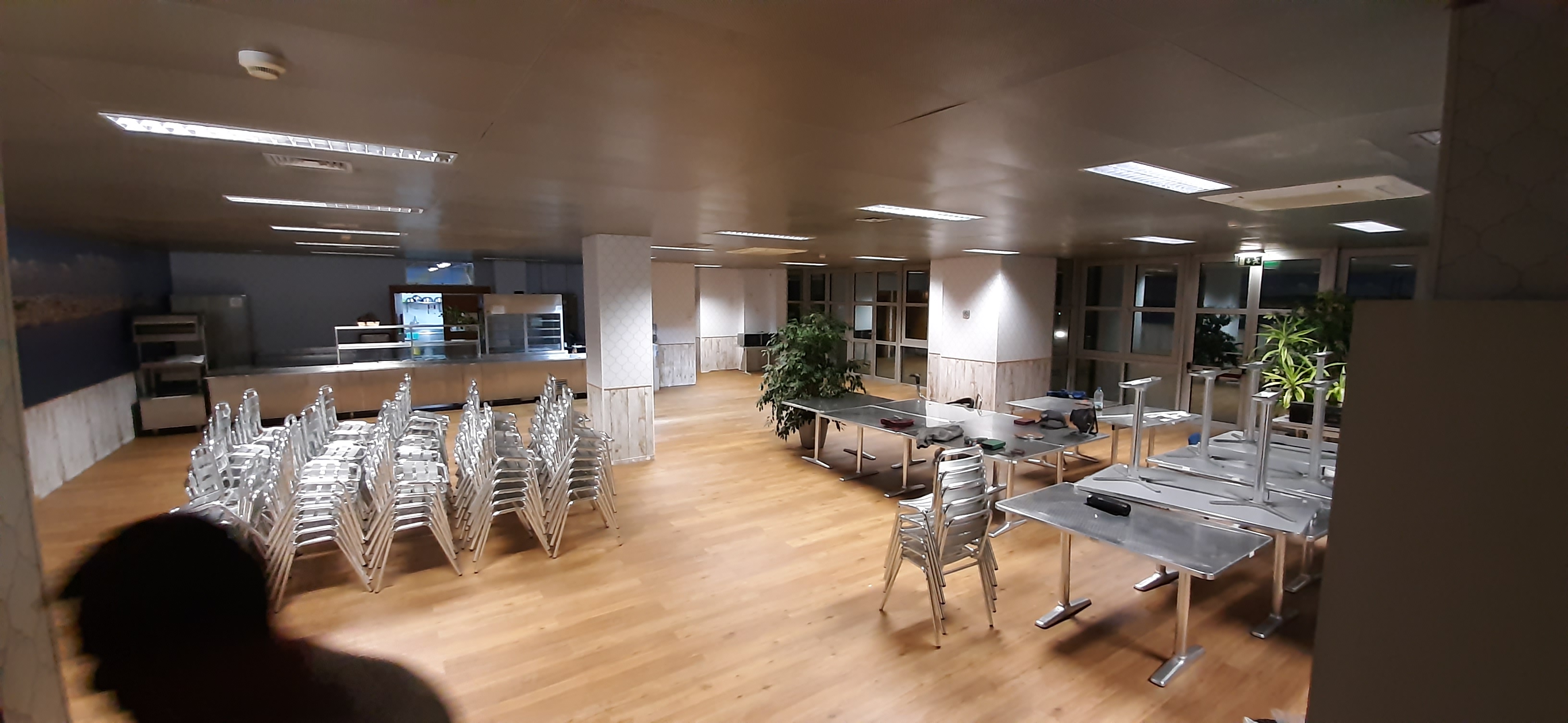 Aplicação de pavimento laminado vinilico de alta qualidade da Tarkett em refeitório