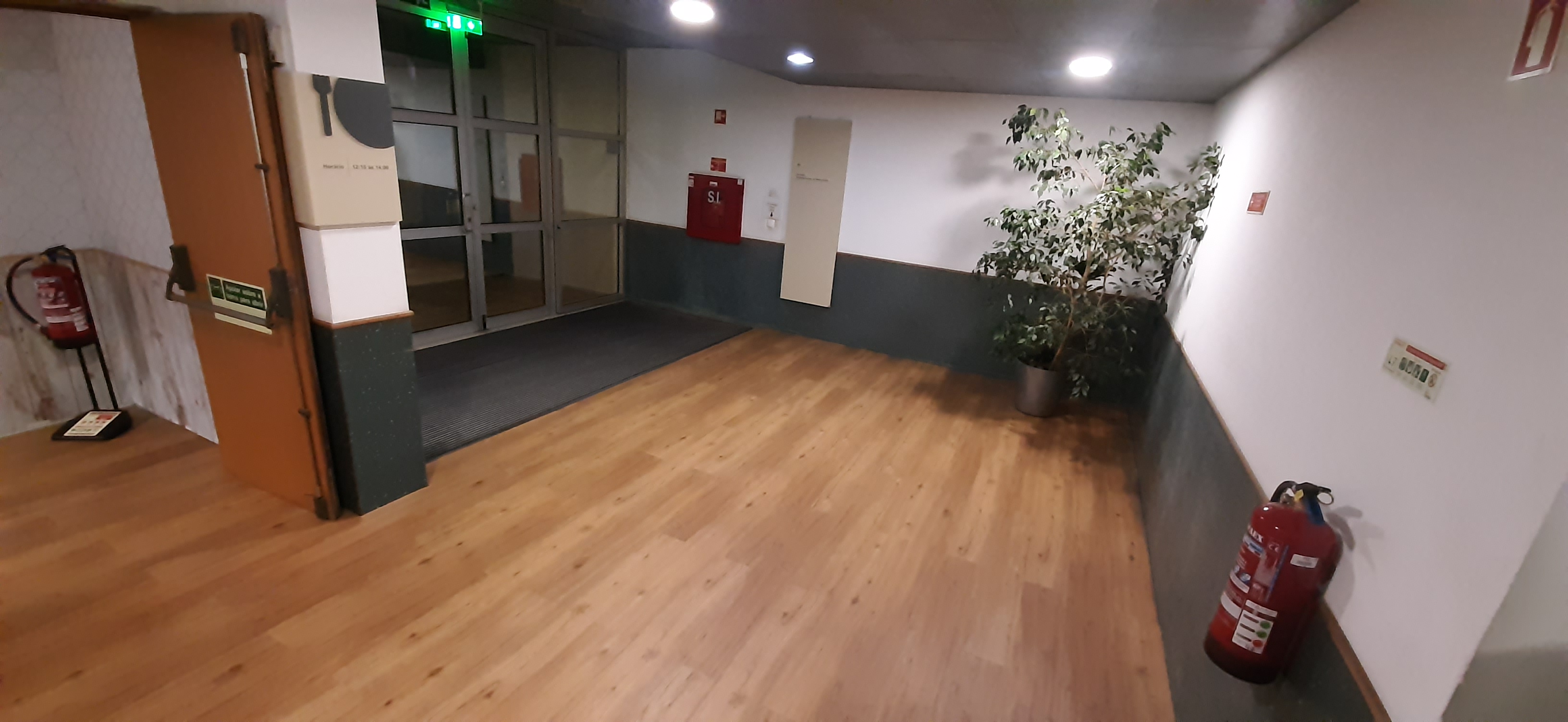 Entrada do edifício com pavimento colocado, faltando apenas a colocação do rodapé.