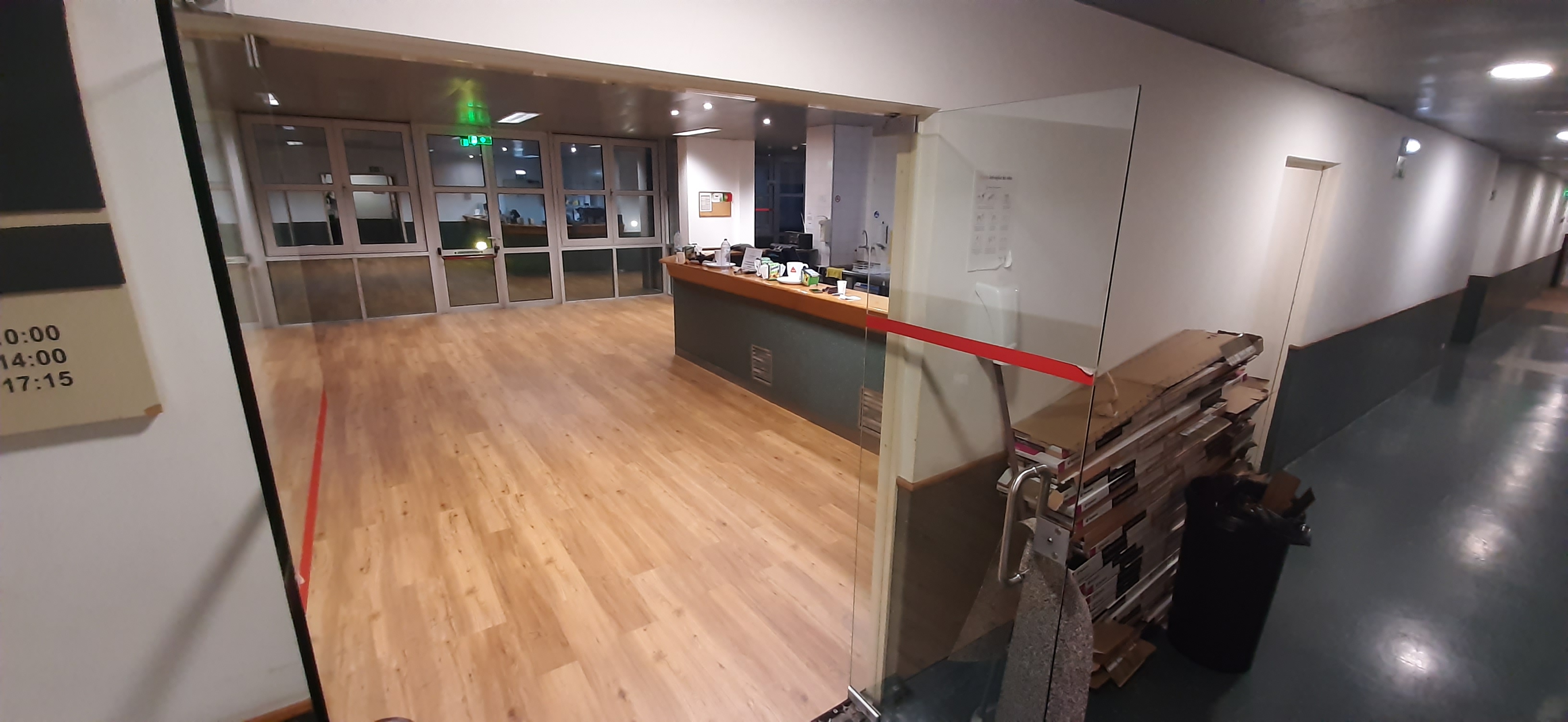 Bar com pavimento colocado, faltando apenas a colocação do rodapé.