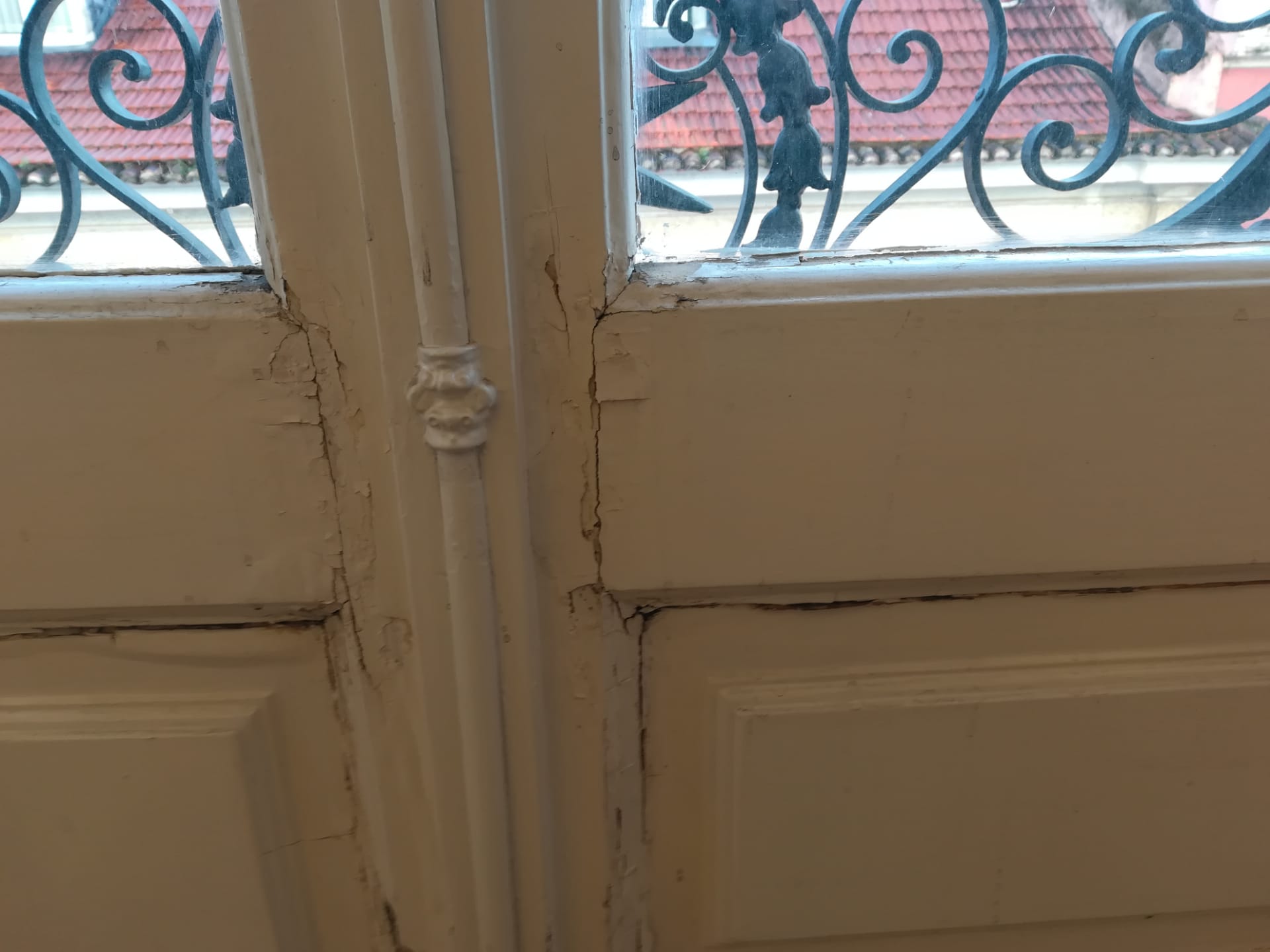 Pormenor do mau estado da porta.